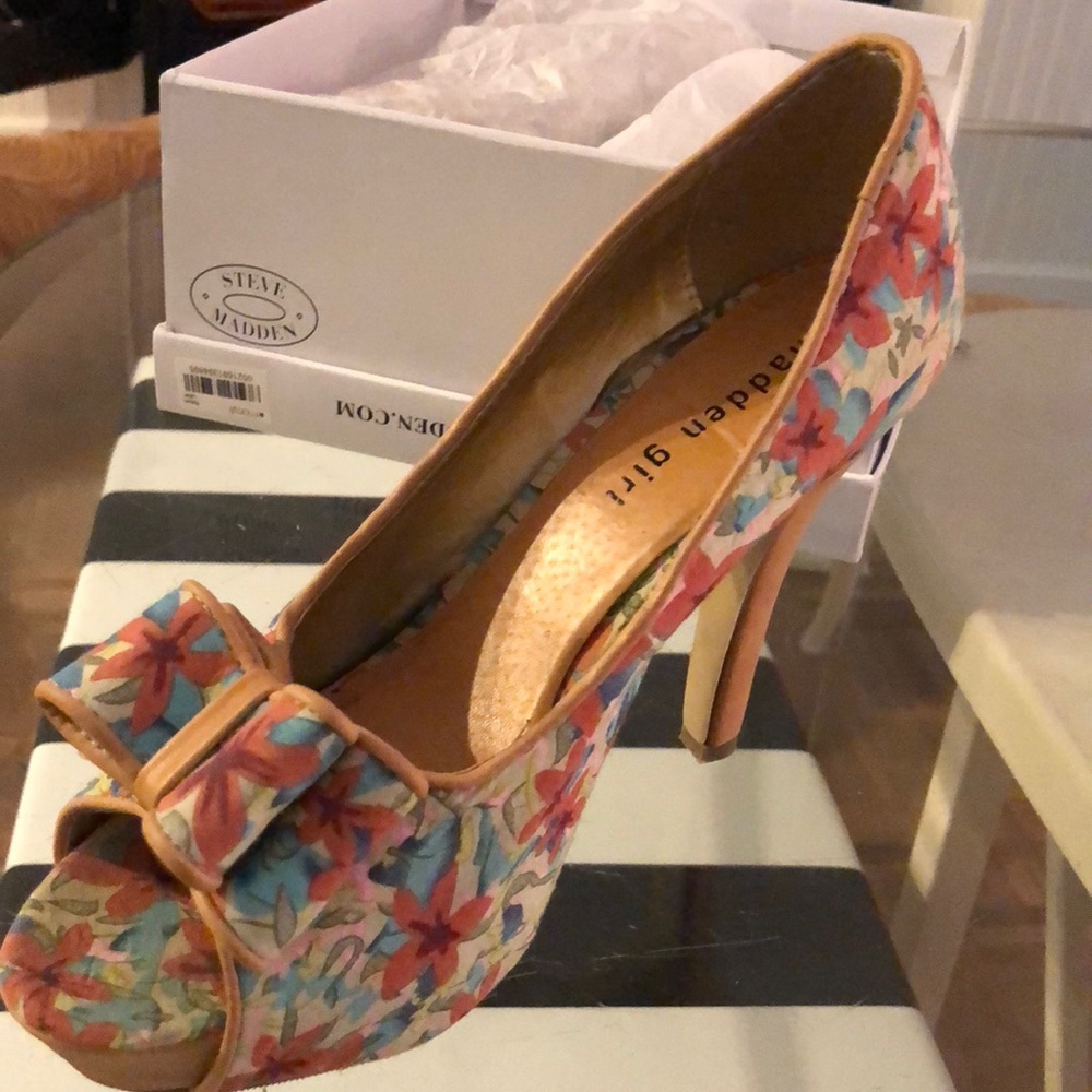 Size 7.5 Steve Madden Khaki Fab floral heel